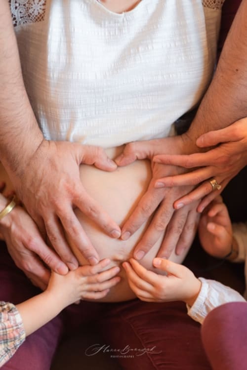 /_vercel/image?url=/Photo+de+famille+autour+de+la+maman+enceinte.&w=1536&q=100